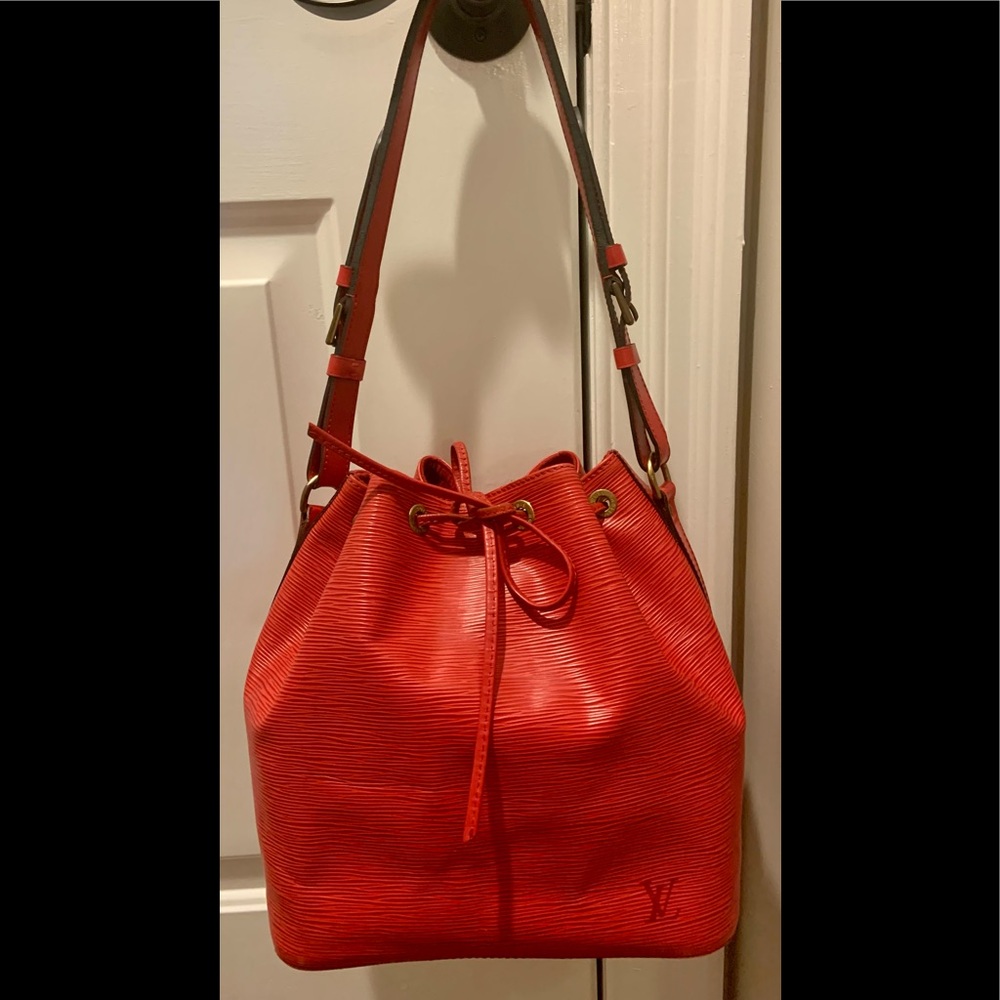 ⛔️⛔️⛔️⛔️SOLD⛔️⛔️⛔️⛔️Authentic LV Petit Noe Epi Bag